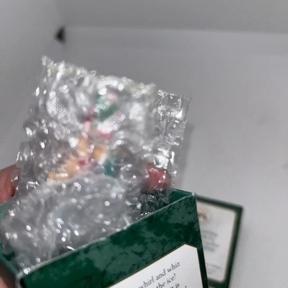 2 Hallmark Pooh Collection Piglet Tigger Miniature 1999-2000 Skating With Pooh - Picture 5 of 7